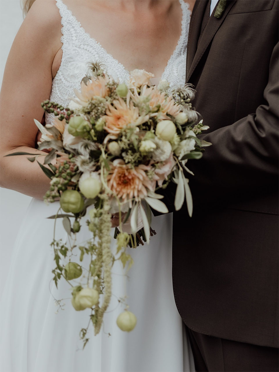blumen_kreativ_wettswil_hochzeit_2025 Blumenstrauss, Braut und Bräutigam
