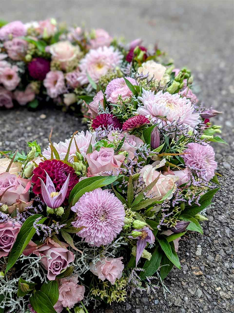 Blumenkranz in zartem Flieder für eine Trauerfeier