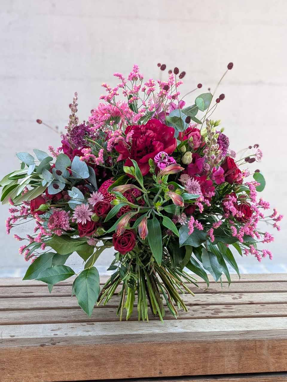 Blumenarrangement, das mit einer Gutscheinkarte gekauft wurde