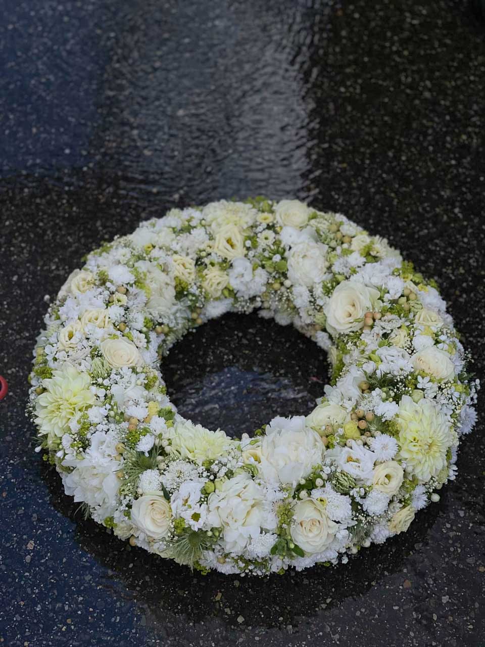 Blumenkranz im Weiss für eine Trauerfeier